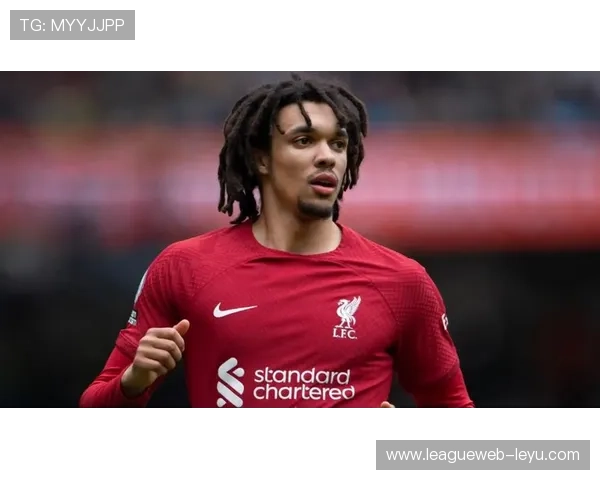 英格兰边卫阿诺德状态回暖，重返球队焦点