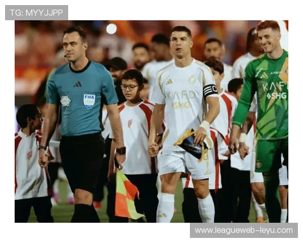 坦巴克蒂闪耀利雅得新月关键表现助球队稳居榜首攻防两端